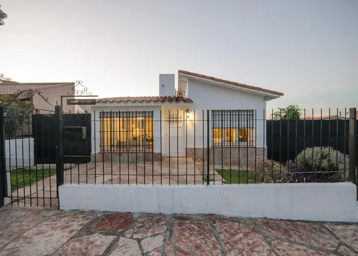 Casa en Villa Carlos Paz con Pileta Exclusiva , Quincho con Asador y Jardín a Pasos del Centro